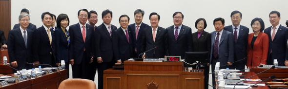 18일 오전 국회에서 열린 정치개혁특별위원회(정개특위) 첫 회의에서 위원들이 기념사진을 찍고 있다. 이번 정개특위는 선거구의 인구편차를 2 대 1로 줄이라는 헌법재판소의 결정에 따라 전체 254개 지역구 중에서 62개 지역구를 쪼개거나 합쳐야 하는 임무부터 권역별 비례대표제 도입 등 한국의 정치지형을 바꿀 수 있는 정치제도 개혁을 논의할 임무를 맡고 있다. 김경호 선임기자 <A href="mailto:jijae@hani.co.kr">jijae@hani.co.kr</A>