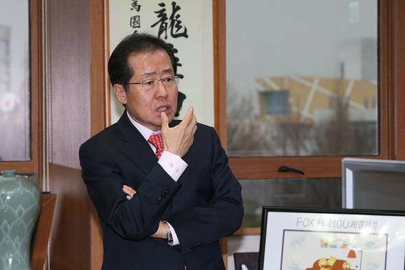 홍준표 도지사가 지난 18일 오전 도청 집무실에서 문재인 새정치민주연합의 예방을 기다리며 기자들에게 무상급식 등 현안에 관한 소신을 이야기하고 있다. 창원/이정아 기자 leej@hani.co.kr
