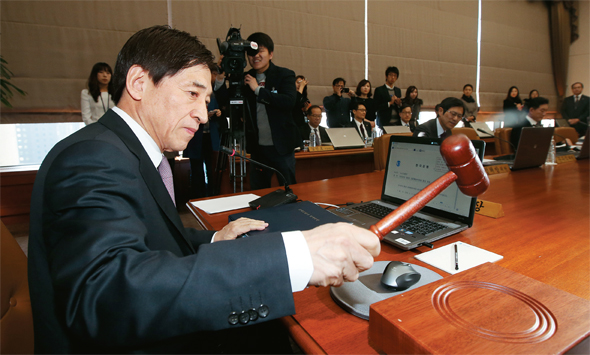 이주열 한국은행 총재가 지난 3월12일 서울 중구 남대문로 한국은행 본점에서 금융통화위원회 전체회의의 시작을 알리는 의사봉을 두드리고 있다. 이날 한국은행은 기준금리를 2%에서 1.75%로 내렸다. 한겨레 신소영 기자