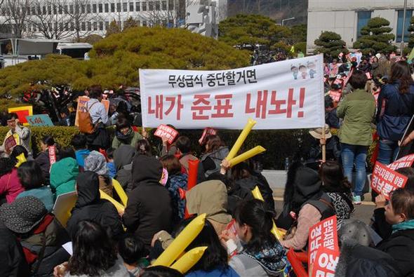 19일 오후 경남 창원시 경남도의회 청사 앞에서 학부모 등으로 꾸려진 친환경 무상급식 지키기 경남운동본부 등 회원들이 경남도가 도의회에 낸 학교 무상급식 지원 예산을 서민자녀 교육지원 사업에 쓰도록 하는 조례안 제정에 반대하며 시위를 벌이고 있다. 창원/연합뉴스