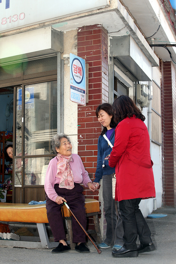 한국정신대문제대책협의회 윤미향 상임대표(오른쪽부터)와 양노자 인권팀장이 2013년 3월 10일 경남 통영시 북신동 자택으로 할머니를 방문해 핸드폰 없이 마실 나선 할머니를 마을 어귀에서 만나 반가워하고 있다. 통영/이정아 기자 leej@hani.co.kr