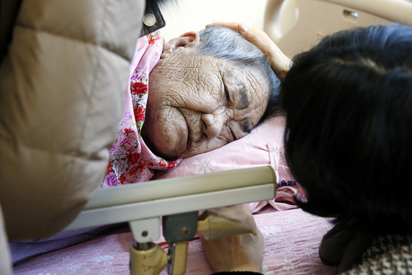 통영에서 일본군 ‘위안부’ 문제 해결을 위해 활동해온 송도자 통영거제시민모임 대표가 2월 7일 김복득 할머니가 입원중인 경남 통영시 도산면의 한 노인전문병원을 찾아 잠든 할머니를 쓰다듬으며 쾌유를 빌고 있다. 통영/이정아 기자 leej@hani.co.kr