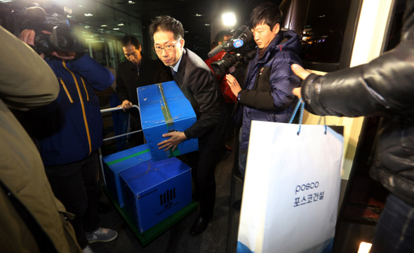 지난 13일 저녁 인천시 연수구 포스코건설 사옥에서 압수수색을 마친 검찰 수사관들이 압수품을 가지고 나오고 있다. 김경호 선임기자 jijae@hani.co.kr