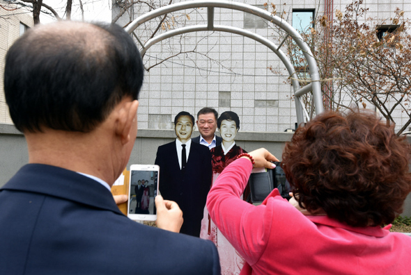 관람객들이 마당에 있는 박 전 대통령 부부 실사 사진을 배경으로 기념사진을 찍고 있다. 사진 강재훈 선임기자 khan@hani.co.kr