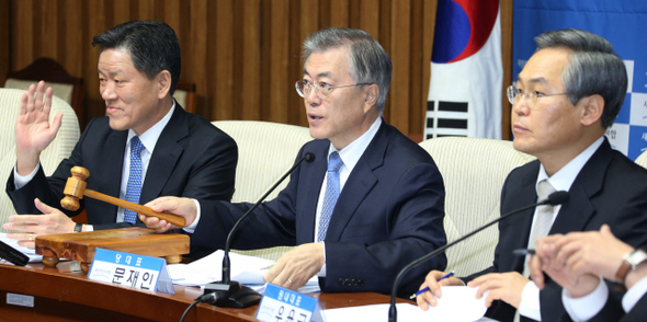 문재인 새정치민주연합 대표(가운데)가 20일 오전 국회에서 열린 최고위원ㆍ시도당위원장연석회의에서 개회를 선언하고 있다.  
이정우 선임기자  