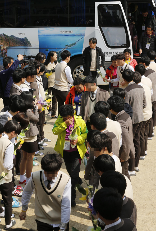 세월호 침몰 사고 때 생존한 단원고 학생들이 20일 오후 경기도 안산시 단원구 고잔동 학교를 찾은 전남 진도군 조도면 주민들을 환영하고 있다. 조도면 주민들을 세월호 침몰 당시 학생들을 구조하고 보호했다. 안산/이종근 기자 root2@hani.co.kr