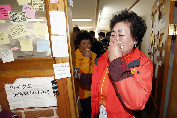 세월호 침몰 당시 단원고 학생들을 구조하고 보호했던 전남 진도군 조도면 주민들이 20일 오후 경기도 안산시 단원구 고잔동 학교를 방문해, 자리가 비어 있는 교실을 둘러 보면서 눈물을 흘리고 있다. 안산/이종근 기자 root2@hani.co.kr