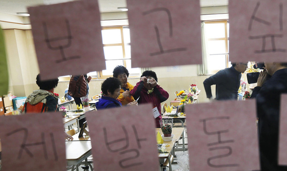 세월호 침몰 당시 단원고 학생들을 구조하고 보호했던 전남 진도군 조도면 주민들이 20일 오후 경기도 안산시 단원구 고잔동 학교를 방문해, 자리가 비어 있는 교실을 둘러 보면서 눈물을 흘리고 있다. 안산/이종근 기자 root2@hani.co.kr