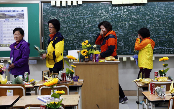 세월호 침몰 당시 단원고 학생들을 구조하고 보호했던 전남 진도군 조도면 주민들이 20일 오후 경기도 안산시 단원구 고잔동 학교를 방문해, 자리가 비어 있는 교실을 둘러 보면서 눈물을 흘리고 있다. 안산/이종근 기자 root2@hani.co.kr