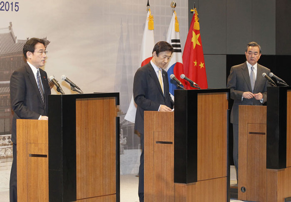 제7차 한중일 외교장관회의를 마친 기시다 후미오 일본 외무상(왼쪽), 윤병세 외교부 장관(가운데), 왕이 중국 외교부장이 21일 서울 신라호텔 2층 다이너스티 B홀에서 공동기자회견을 하고 있다. 사진공동취재단