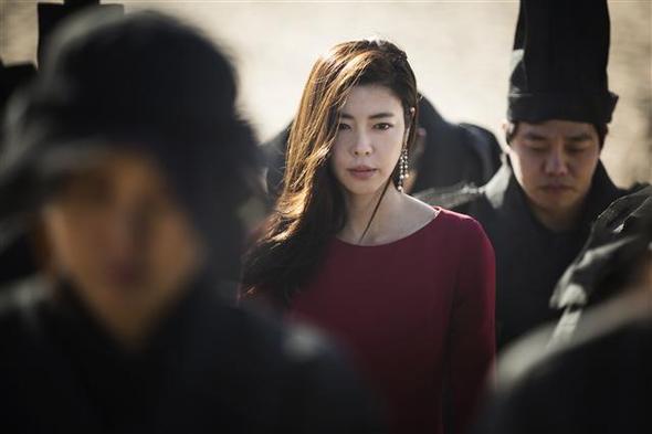 　올해 여든인 임권택 감독의 102번째 연출작 <화장>은 뇌종양으로 죽어가는 아내를 극진히 보살피면서도 젊고 화사한 여인에게 끌리는 중년 남성을 통해 삶과 죽음, 그 속에서 끊임없이 고개드는 욕망에 대해 이야기한다.