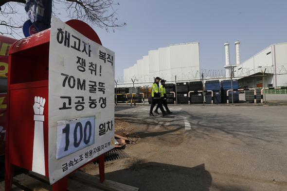 22일 오후 경기도 평택 쌍용자동차 공장 앞 ‘굴뚝 편지 우체통’에 이창근 전국금속노조 쌍용차지부 정책기획실장의 농성 100일째를 알리는 팻말이 붙어 있다. 평택/ 김봉규 기자 bong9@hani.co.kr