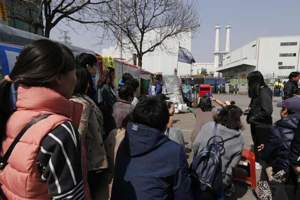 이창근 전국금속노조 쌍용차지부 정책기획실장의 굴뚝 농성 100일째인 22일 오후 경기도 평택 쌍용자동차 공장 앞에 광명시 소화동 찾는이광명교회 신도들이 찾아와 스마트폰으로 대화를 나누고 있다. 평택/ 김봉규 기자 bong9@hani.co.kr