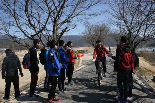 신입생들은 지난 12~13일 3시간이 넘도록 자전거로 낙동강길을 달리며 친구들과 우애도 다지고, 호연지기도 길렀다. 부산기계공고 제공