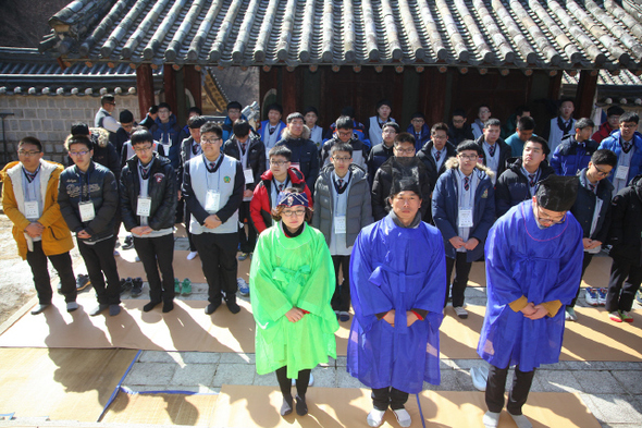 부산기계공고 학생과 교사들이 안동의 도산서원을 방문해 선비문화 체험을 하는 모습. 부산기계공고 제공