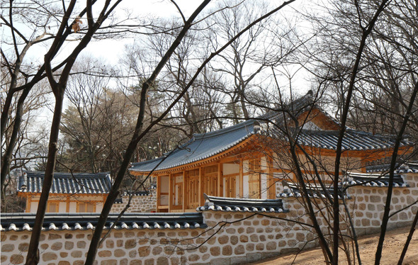 정릉 재실 본채 및 제기고 전경. 문화재청 제공