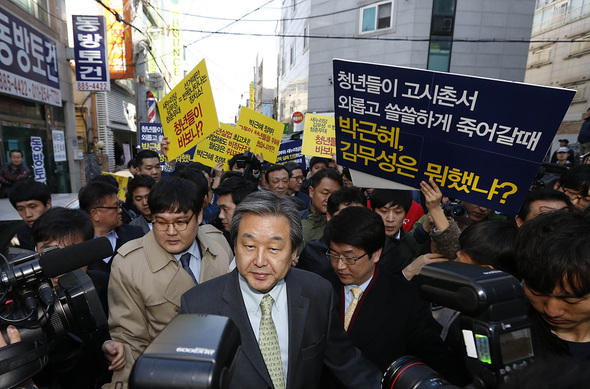 김무성 새누리당 대표가 청년 1인 가구 지원 대책 논의를 위해 23일 오후 서울 관악구 신림동의 한 북카페에서 열린 타운홀미팅에 참석하고 있다. 김 대표 뒤로 한국청년연대 회원들과 관악 고시촌 1인 거주 청년들이 박근혜 대통령과 새누리당의 청년정책 실패 인정과 사과를 촉구하는 피켓시위를 벌이고 있다. 김봉규 기자 bong9@hani.co.kr