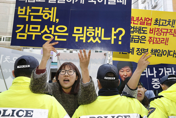 한국청년연대 회원들과 관악 고시촌 1인 거주 청년들이 23일 오후 서울 관악구 신림동을 찾은 김무성 새누리당 대표 앞에서 박근혜 대통령과 새누리당의 청년정책 실패 인정과 사과를 촉구하는 피켓 시위를 벌이고 있다. 김봉규 기자 bong9@hani.co.kr