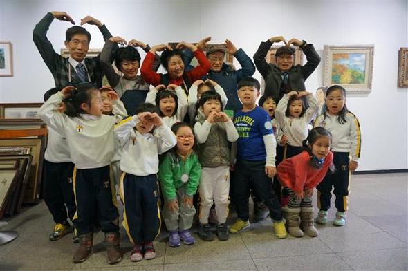 ‘이상한 실험실’ 행사가 끝난 뒤 자원봉사자로 참여한 어르신들과 둥근달어린이집 아이들이 함께 기념사진을 찍고 있다.  서울노인복지센터 제공