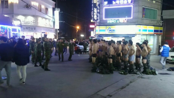 강원도 강릉 도심에서 예비군 훈련을 마친 수십명의 대학생이 속옷만 입은 채 ‘군기 잡기’를 하는 듯한 사진(사진)이 인터넷에 퍼져 논란이 일고 있다. 
