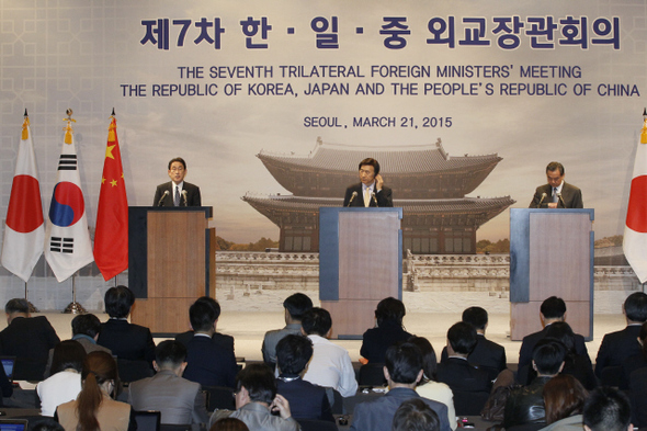 제7차 한중일 외교장관회의를 마친 기시다 후미오 일본 외무상, 윤병세 외교부 장관, 왕이 중국 외교부장,(왼쪽부터)이 21일 서울 신라호텔 2층 다이너스티 B홀에서 공동기자회견을 하고 있다. 사진공동취재단