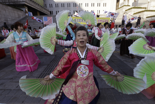 지난 3월 7일 서울 광화문 세종문화회관 인근에서 개신교 신자들이 마크 리퍼트 주한 미국대사의 쾌유를 기원하는 예배를 열었다. 이날 등장한 난타, 발레, 부채춤 공연 등이 ‘위로’에 걸맞는 기독교적 형식인지 논란이 일었다.