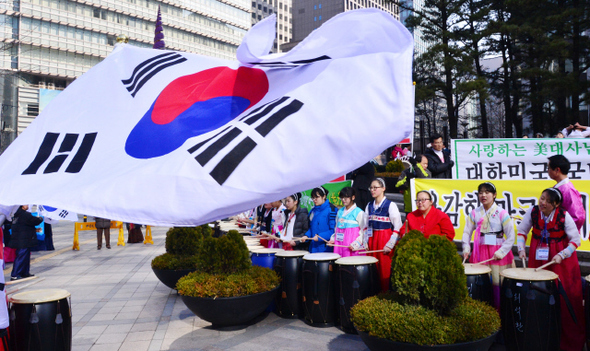 지난 3월 7일 서울 광화문 세종문화회관 인근에서 개신교 신자들이 마크 리퍼트 주한 미국대사의 쾌유를 기원하는 예배를 열었다. 이날 등장한 난타, 발레, 부채춤 공연 등이 ‘위로’에 걸맞는 기독교적 형식인지 논란이 일었다.