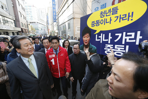 김무성 새누리당 대표가 청년 1인 가구 지원 대책 논의를 위해 23일 오후 서울 관악구 신림동의 한 북카페에서 열린 타운홀미팅에 참석하고 있다. 한국청년연대 회원들과 관악 고시촌 1인 거주 청년들이 김대표 앞에서 박근혜 대통령과 새누리당의 청년정책 실패 인정과 사과를 촉구하는 피켓시위를 벌이고 있다. 김봉규 기자 bong9@hani.co.kr