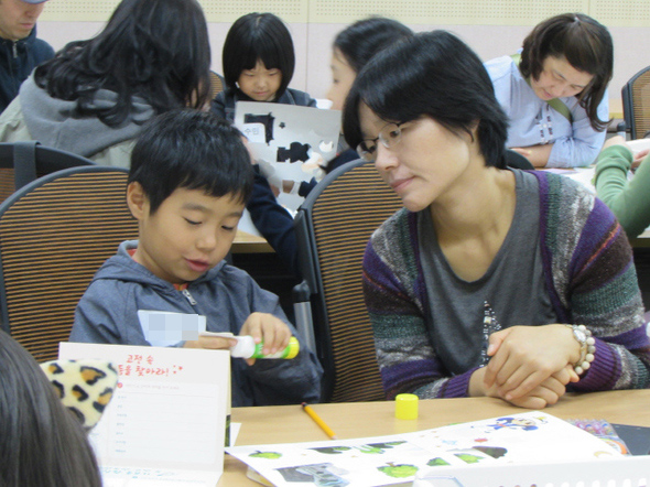 국립한글박물관에서 진행하는 ‘도란도란 고전돋보기’ 프로그램에 참가한 학부모와 아이가 ‘나만의 새로운 홍길동전 만들기’ 활동을 하고 있다. 국립한글박물관 제공