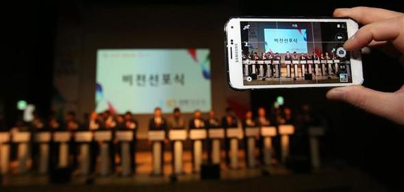 정보통신기술(ICT) 산업의 두번째 전성기를 열기 위해 정부가 앞으로 5년 동안 9조원을 투자한다는 내용의 ‘K-ICT 전략 발표회’가 25일 오전 경기도 판교 테크노밸리 글로벌 아르앤디(R&D)센터에서 열렸다. 최양희 미래창조과학부 장관과 홍문종·송호창 국회의원 등 참석자들이 ‘비전선포식’을 진행하고 있다. 성남/연합뉴스