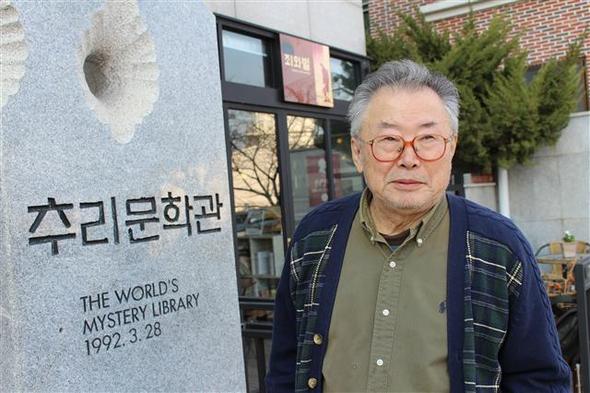 부산 해운대 달맞이언덕 추리문학관에서 만난 작가 김성종. “애거사 크리스티, 아서 코넌 도일, 롤링 같은 영국의 장르 작가들이 영문학을 훼손한 게 아니라 더 풍성하고 다양하게 만들었다는 사실을 기억할 필요가 있다”고 말했다. 사진 최재봉 선임기자