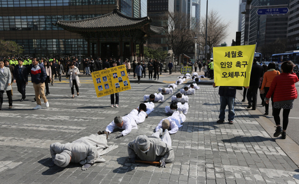 조계종 노동위원회 회원들이 26일 오전 서울 종로구 조계사를 출발해 광화문광장 세월호 농성장을 향해 조속한 세월호 인양을 촉구하며 오체투지 행진을 벌이고 있다. 오체투지는 몸의 다섯 부분(두 팔꿈치와 두 무릎, 이마)을 땅에 닿게 엎드려 하는 절이다.   김봉규 기자 bong9@hani.co.kr