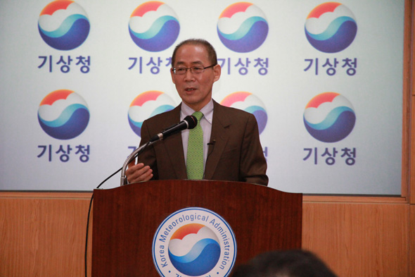 이회성 고려대 교수가 26일 기상청에서 기자회견을 열어 올해 10월 치러지는 ‘기후변화에 관한 정부간협의체’(IPCC) 의장 선거에 출마한다고 밝혔다. 기상청 제공