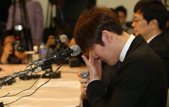 금지약물 양성반응으로 18개월 자격정지 징계를 받은 박태환이 27일 오후 서울 송파구 잠실관광호텔에서 열린 기자회견에서 눈물을 흘리고 있다. 신소영 기자 viator@hani.co.kr
