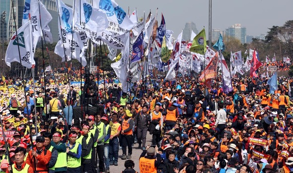 공적연금강화를 위한 공동투쟁본부 회원들이 28일 오후 서울 여의도 문화마당에서 ‘공무원연금 개악저지 결의대회’를 열고 공무원연금 개악 저지 및 강화를 촉구하고 있다. 이정용 선임기자 lee312@hani.co.kr