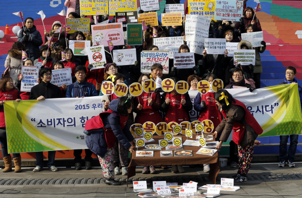 2월5일 서울 세종문화회관 앞 계단에서 열린 2015 우리 농업 지키기 소비자 10만인대회 추진 선언 기자회견에서 아이쿱생협 조합원 등 회원들이 우리 농산물로 채워진 밥상을 보여주는 퍼포먼스를 하고 있다.  이종근 기자 <A href="mailto:root2@hani.co.kr">root2@hani.co.kr</A>
