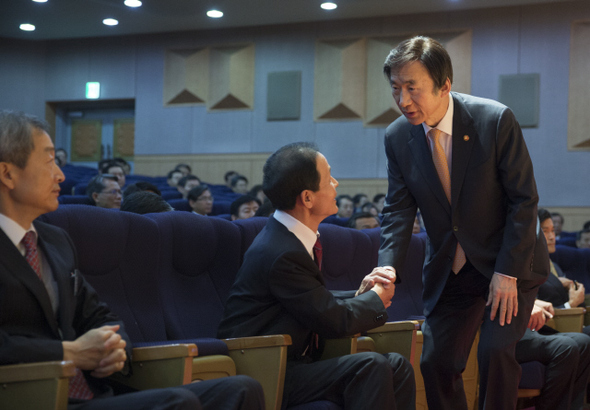 윤병세 외교부 장관(오른쪽)이 30일 오전 서울 종로구 정부서울청사 별관에서 10년 만에 ‘재외공관장 회의’와 ‘총영사 회의’ 통합으로 열린 ‘2015년 재외공관장 회의’에서 개회발언을 마친 뒤 김장수 중국대사와 인사를 나누고 있다.  김성광 기자 flysg2@hani.co.kr