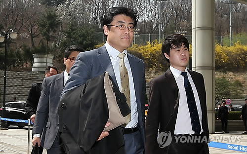 박근혜 대통령 명예훼손 혐의로 불구속 기소된 가토 다쓰야(加藤達也) 산케이 신문 전 서울지국장이 30일 오후 열리는 속행공판에 참석하기 위해 서초동 서울중앙지법으로 들어서고 있다. (서울=연합뉴스)
