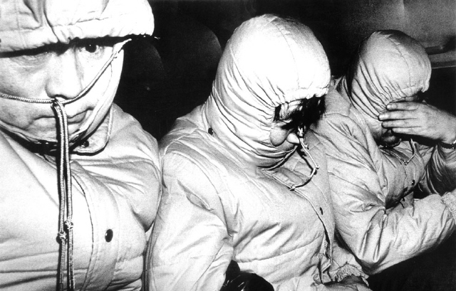 ‘박종철 고문치사 사건’의 고문 당사자로 지목된 경찰관 두명이 구속된 1987년 1월 경찰이 이들의 얼굴을 숨기려고 똑같은 복장을 한 경찰관 20명을 서울 서대문구치소로 함께 이동시키는 촌극이 벌어졌다.  <한겨레> 자료사진