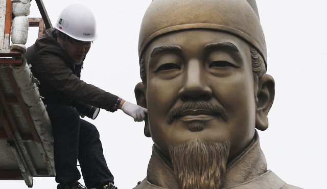  31일 오후 서울 종로구 광화문광장에서 서울시 관계자들과 전문가들이 세종대왕 동상의 균열과 부식 여부 등에 대한 정기 외관검사를 하고 있다.  이종근 기자 root2@hani.co.kr