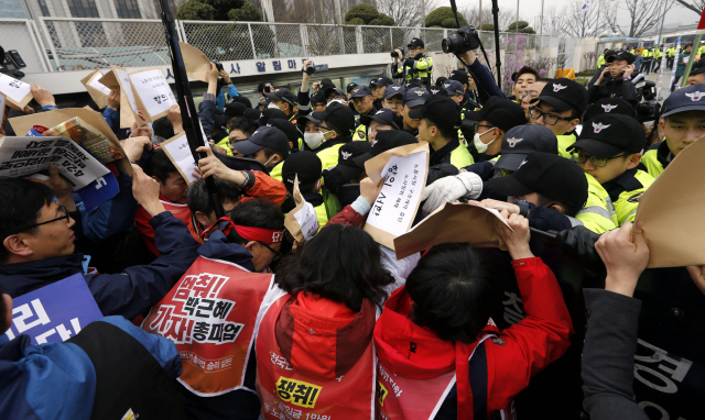  ‘노동시장 구조개악 저지 노사정위 규탄 결의대회’를 마친 민주노총 조합원들이 31일 오후 서울 세종로 정부서울청사 앞에서 항의 서한을 전달하려고 청사로 향하자 경찰이 이들을 막고 있다. 이정용 선임기자 lee312@hani.co.kr