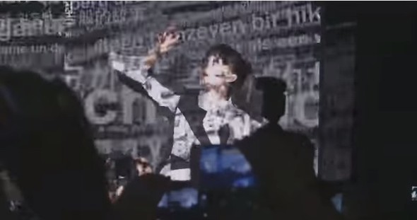 일본 그룹 퍼퓸의 3D  공연에서 자신들의 노래 ‘스토리’를 부르는 장면. 동영상 출처  https://www.youtube.com/watch?v=6IzbeOt-XUY