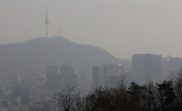 서울 지역에 미세먼지 주의보가 발령된 30일 오후 서울 남산을 비롯한 도심 일대가 먼지로 뿌연 하늘빛을 띄고 있다. 연합뉴스
