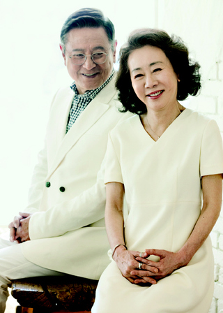 관록의 배우 박근형과 윤여정이 <장수상회>(감독 강제규)에서 70대의 달달한 로멘스를 연기했다. 두 사람의 사랑은 무르익어 가지만, 영화 후반부에 의외의 비밀이 밝혀지며 극적인 반전이 찾아온다. 씨제이엔터테인먼트 제공