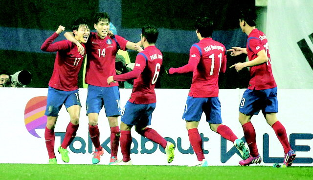  31일 서울월드컵경기장에서 열린 축구 국가대표 평가전 한국과 뉴질랜드의 경기. 후반 이재성의 선제골 때 대표팀 선수들이 기쁨을 나누고 있다. 연합뉴스