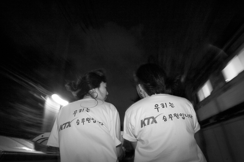 끝이 보이지 않는 터널 속 긴어둠이지만, 그럼에도 불구하고 “우리는 KTX 승무원입니다”  / 사진·글 김흥구 사진가