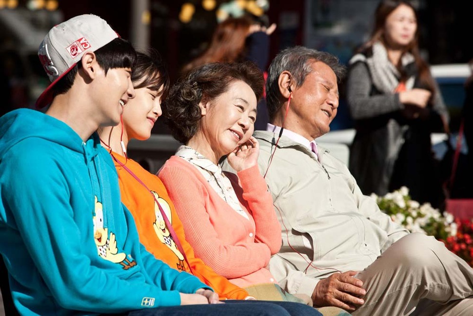 연기 경력 40~50년의 배우 박근형(75)과 윤여정(68)이 (감독 강제규)에서 다시 만났다.  등 어르신들이 주인공으로 나서는 흐름의 연장인지, 70대의 달달한 로맨스가 봄날 노란 개나리처럼 활짝 피어난다. 씨제이엔터테인먼트 제공