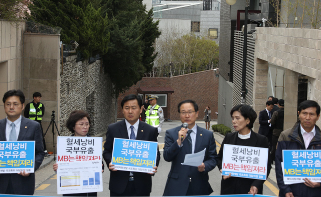  국회 해외자원개발 국정조사특별위원회 소속 새정치민주연합 의원들이 2일 오전 서울 강남구 논현동 이명박 전 대통령 집(뒤편 벽돌 담장) 앞에서 기자회견을 열어 “진실을 외면하고 여당 뒤에 숨는다면 국민의 지탄을 받을 것”이라며 이 전 대통령의 청문회 출석을 촉구하고 있다.  이정우 선임기자 woo@hani.co.kr