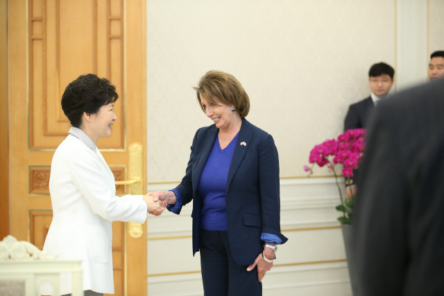 박근혜 대통령이 2일 오후 청와대에서 낸시 펠로시 미국 하원 민주당 원내대표를 만나 인사를 나누고 있다.  이정용 선임기자 lee312@hani.co.kr