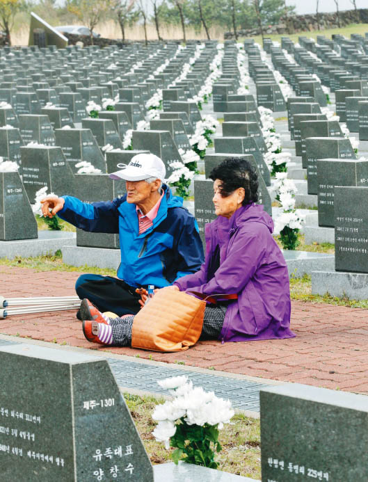 “말도 안 되는 일이지요. 나는 그때 어리다고 화를 면했지만 형님은….”
제주 4·3사건 67주기를 하루 앞둔 2일 오전 제주도 제주시 봉개동 4·3평화공원의 행불자 묘역에서 양원석(77·왼쪽)씨가 형의 이름이 새겨진 표지석 앞에 주저앉아 그날의 뼈아픈 기억을 회상했다. 당시 열다섯살 꽃다운 나이의 형은 돌아올 줄 모른 채 차가운 비석 위에 ‘양원만’ 이름 석 자로만 남아 있다. 형 얘기를 하는 동생의 얼굴 주름살이 더 깊어졌다.
우리 현대사에서 ‘남로당 반란과 정부군의 진압’으로만 여겨졌던 제주 4·3사건은 2003년에 이르러서야 ‘국가권력에 의한 주민 학살’로 재조명돼 정부의 공식 사과를 받았다. 그러나 대통령 후보 시절 “국가추모기념일 지정을 비롯해 도민의 아픔이 가실 때까지 최대한 노력하겠다”고 약속한 박근혜 대통령은 4·3위령제가 국가추념식으로 격상된 뒤에도 기념식에 참석하지 않고 있다. 또 보수단체들은 위령제를 지내는 4·3 희생자 1만4231명 가운데 “4·3사건 발발에 직접 책임이 있는 남로당 제주도당의 핵심 간부 103명을 제외하라”고 주장하고 있다. 아직도 아물지 못한 제주 도민들의 상처에 쏟아지는 소금 같다. 이제 제주가 4·3사건을 역사로 묻을 수 있게, 이들의 눈물을 함께 보듬는 마음이 이 봄, 꽃송이처럼 제주에 내리기를. 남녘에 피어나는 꽃망울이 아픈 봄이다. 
제주/김경호 선임기자 jijae@hani.co.kr